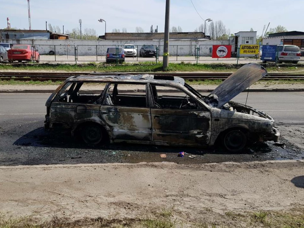 На столичной Троещине возле гипермаркета «Метро» полностью сгорел автомобиль (ФОТО)