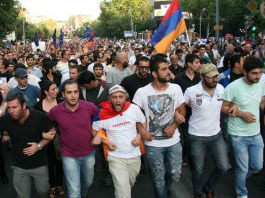 В Ереване во время субботних протестов полиция задержала 102 человека