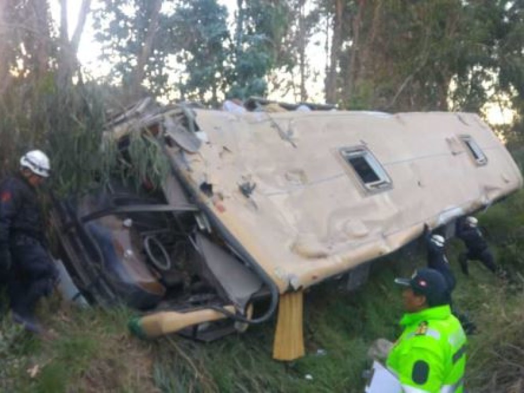 В Перу автобус с пассажирами рухнул в пропасть, погибли 7 человек (ФОТО)