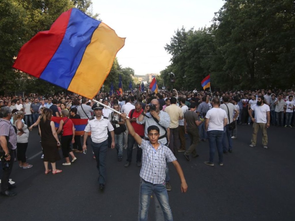 Протесты в Ереване: к митингующим присоединились военные
