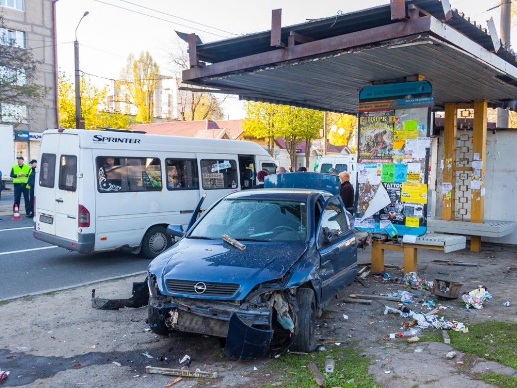 В Днепре на перекрестке столкнулись две иномарки, Opel отбросило на остановку (ФОТО)