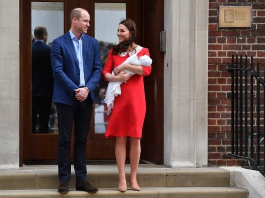 Принц Уильям и Кейт Миддлтон показали новорожденного сына (ФОТО)