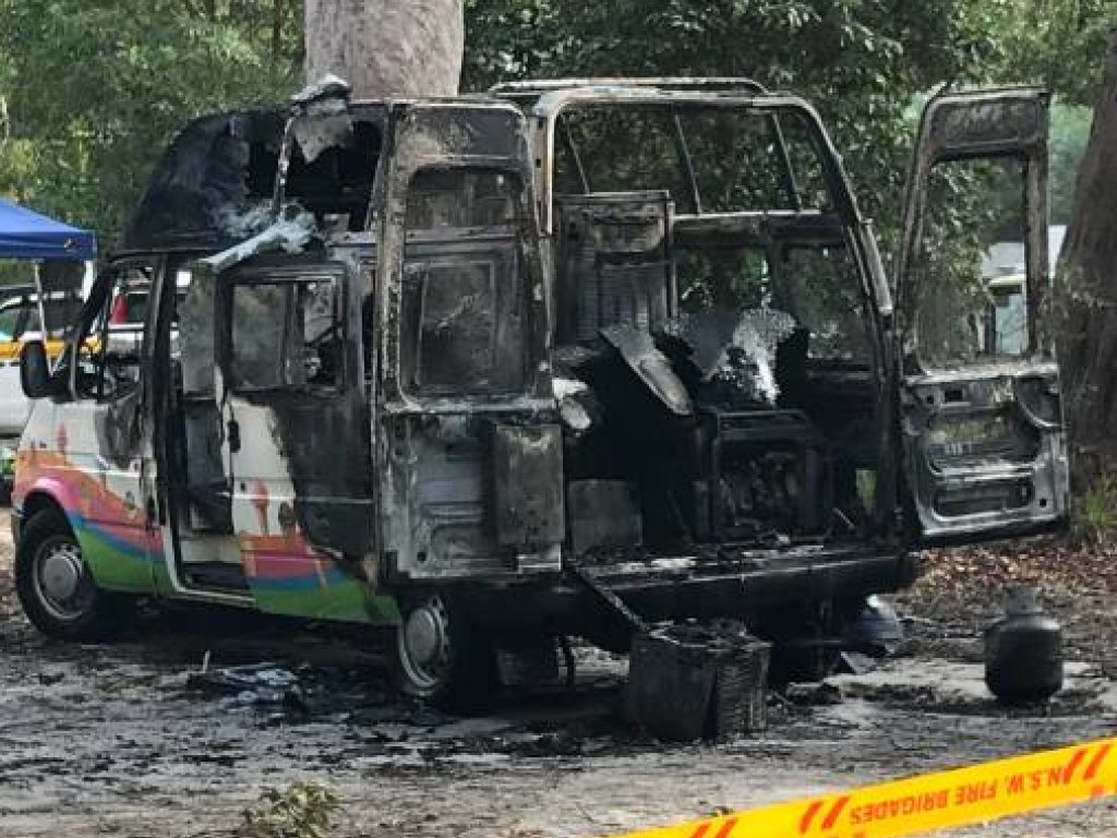 В австралийском поселке взорвался фургон с мороженым, женщину-водителя выбросило из машины (ФОТО)