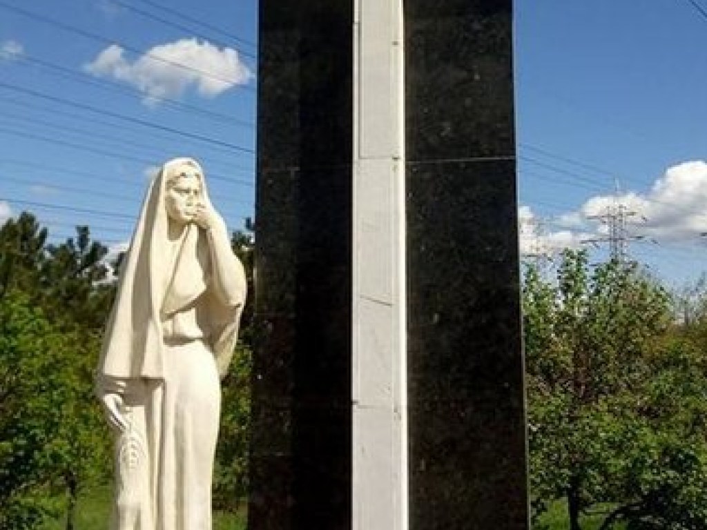 В Запорожье неизвестные надругались над памятником жертвам Голодомора (ФОТО)