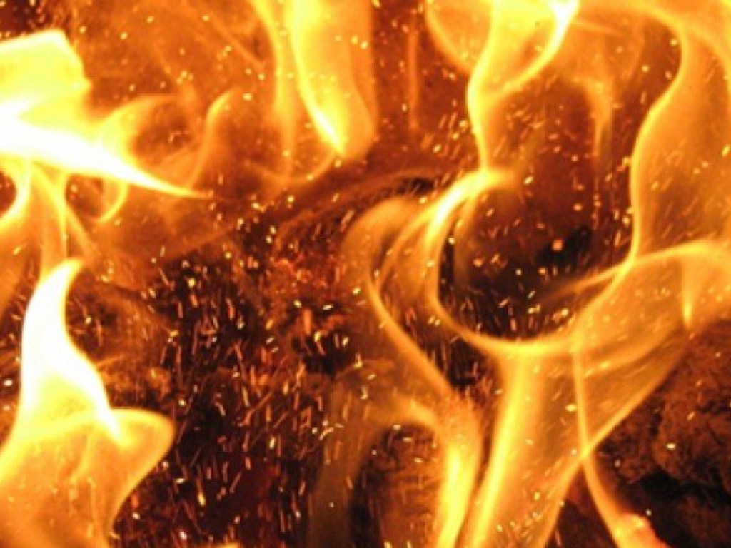 В Черкассах произошел масштабный пожар: горят старые автомобильные покрышки