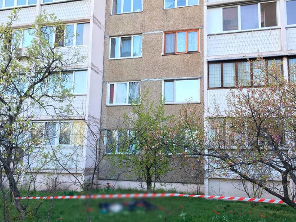 На Оболони в Киеве женщина выбросилась с 12 этажа (ФОТО)