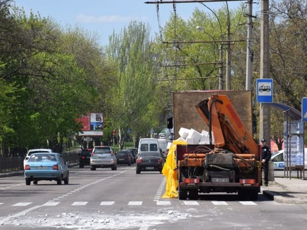 В центре Николаева грузовик рассыпал газобетонные блоки (ФОТО)