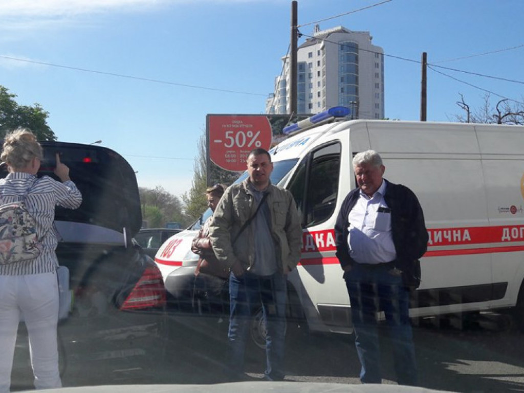На перекрестке в Одессе столкнулись машина «скорой помощи» и Mercedes (ФОТО)