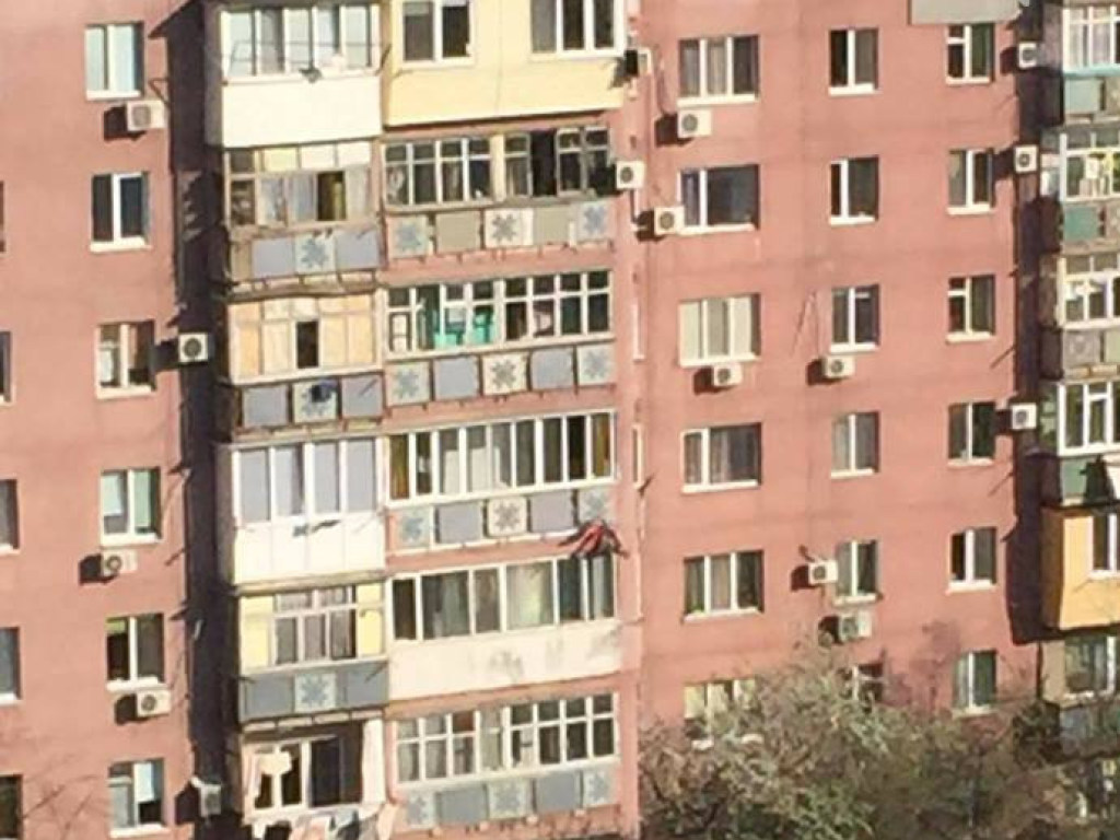 79-летняя жительница Черноморска выпала из окна 6 этажа и зацепилась за антенну (ФОТО)