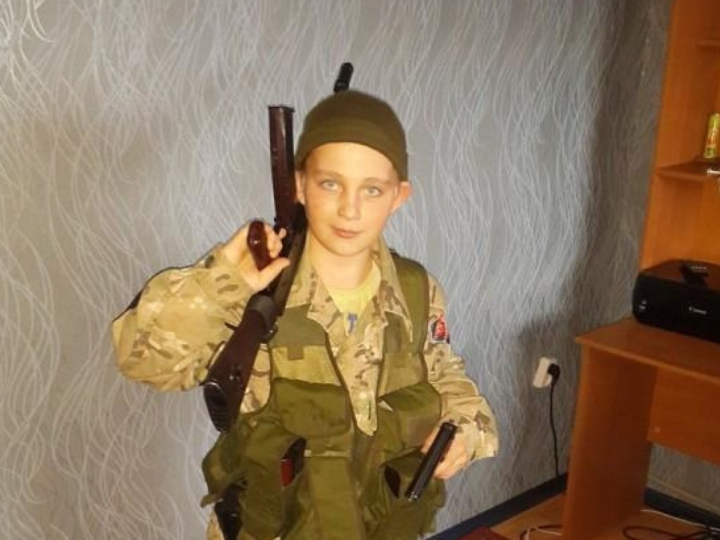 13-летний мальчик из ОРДЛО взял в руки оружие и попал в базу сайта «Миротворец» (ФОТО)