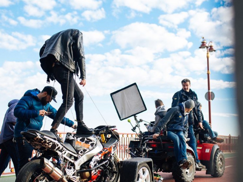 Трюк на мотоцикле: солист группы «Время и стекло» пострадал на съемках (ФОТО)