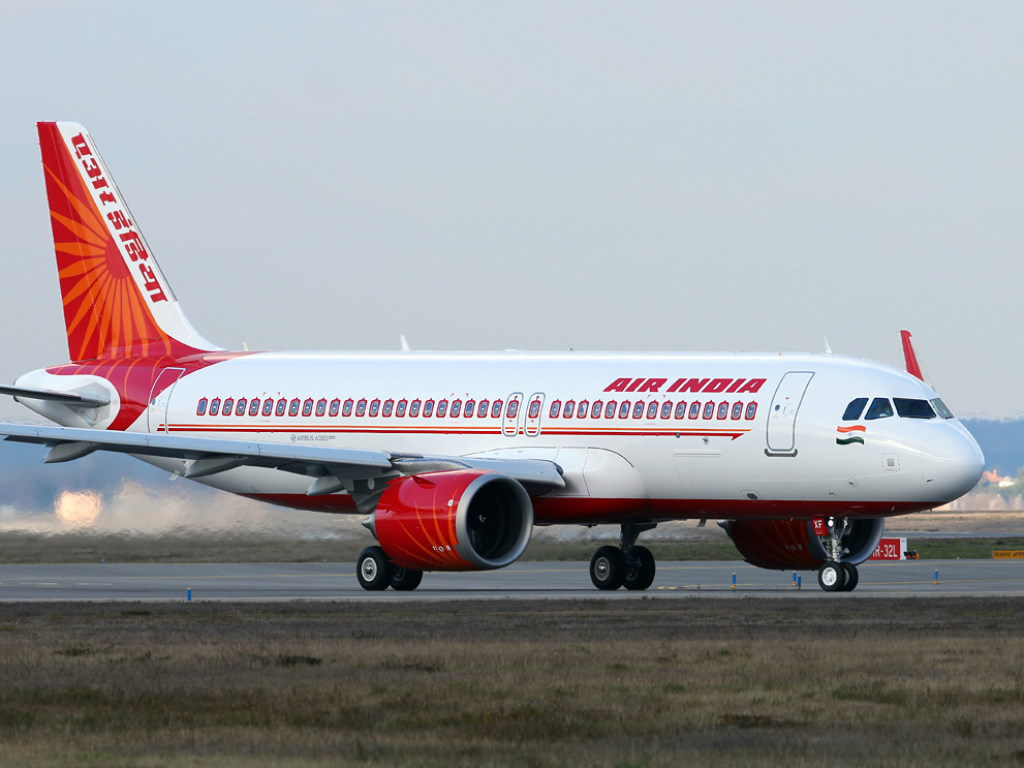 Из-за сильной турбулентности в самолете Air India выпал иллюминатор, пострадали пассажиры (ВИДЕО)