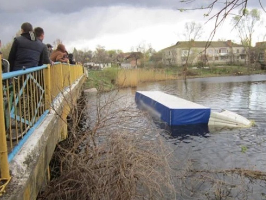 В Черниговской области грузовик сбил велосипедистку на мосту и рухнул в реку, есть жертвы (ФОТО)