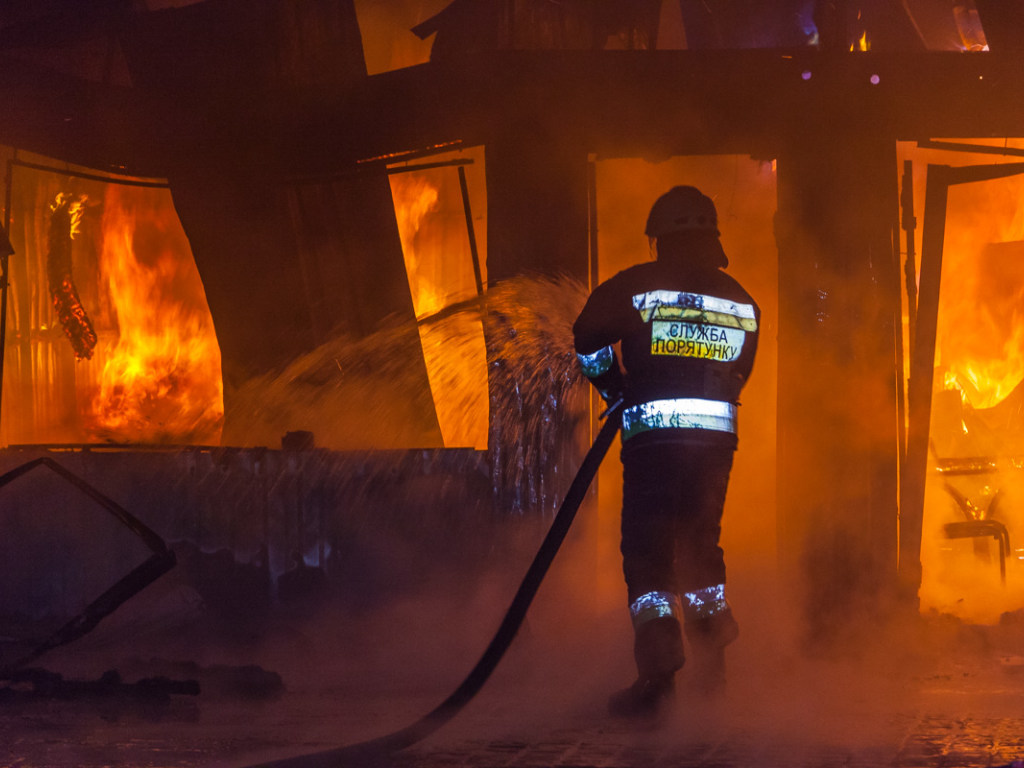 В Днепре на левом берегу сгорели восемь магазинов (ФОТО, ВИДЕО)