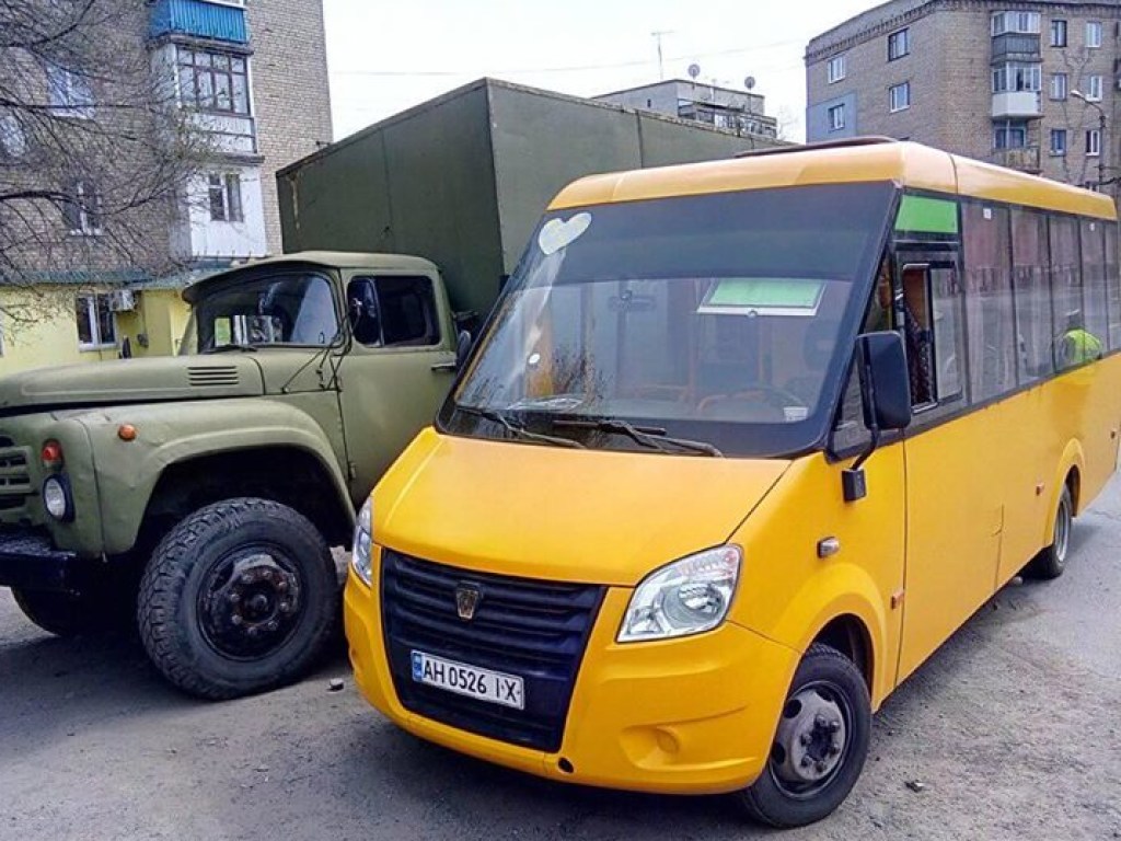 На Донбассе военный грузовик протаранил маршрутку (ФОТО)