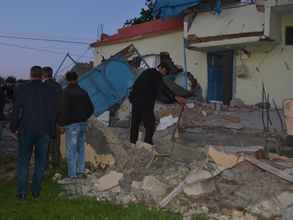 В Турции произошло мощное землетрясение, есть пострадавшие (ФОТО)