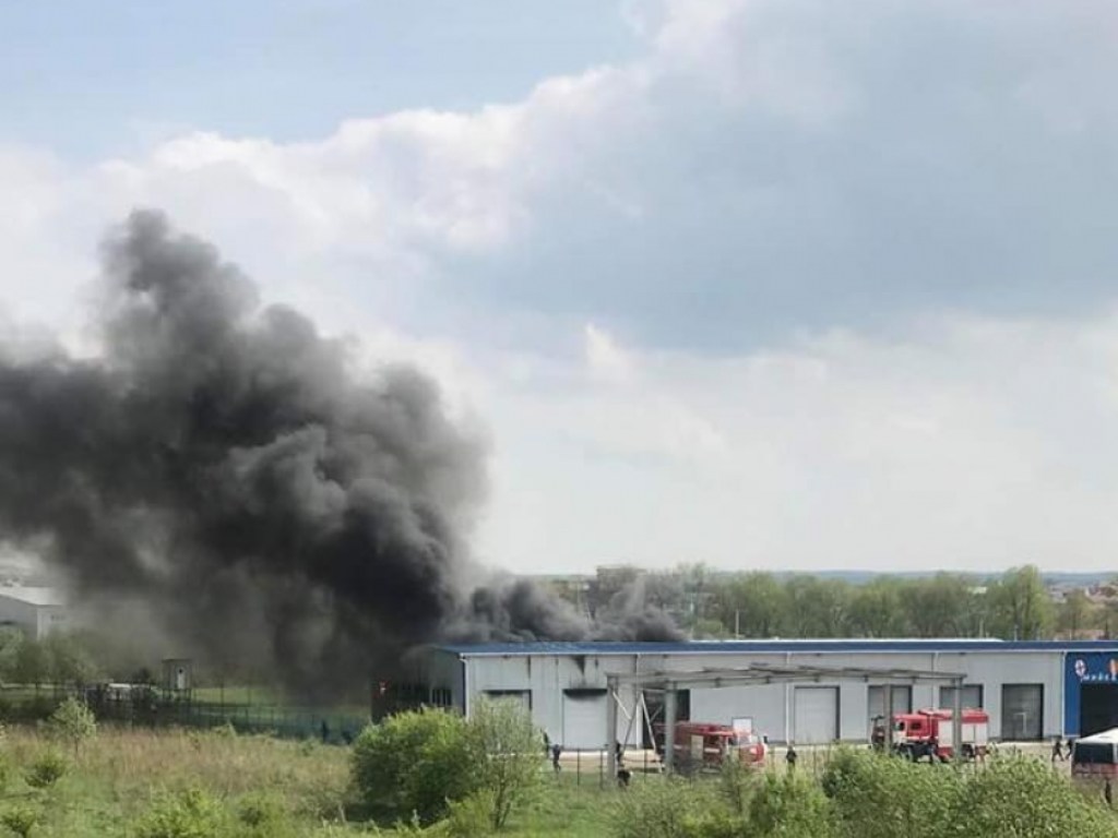 Под Львовом из-за горящего автобуса вспыхнула станция техобслуживания (ФОТО)