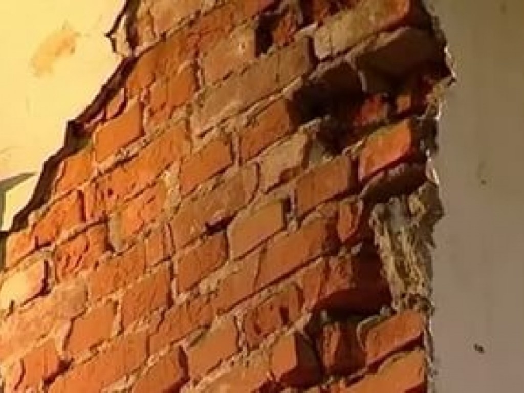 В Запорожье обвалилась стена и зажала ноги рабочему