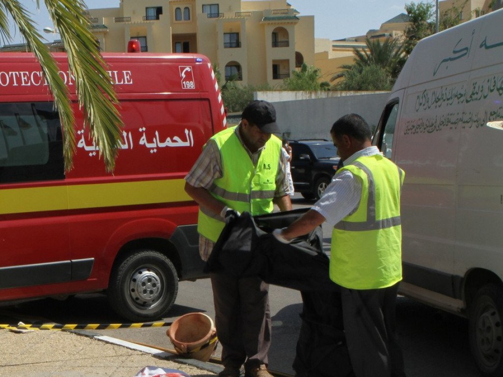 В Тунисе потерпел крушение военный самолет, есть жертвы (ФОТО)