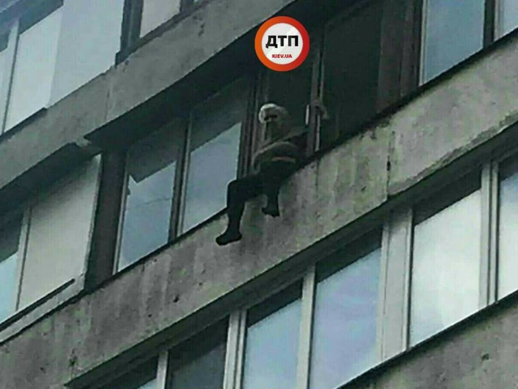 В Киеве пенсионерка хочет спрыгнуть с балкона многоэтажки (ФОТО)