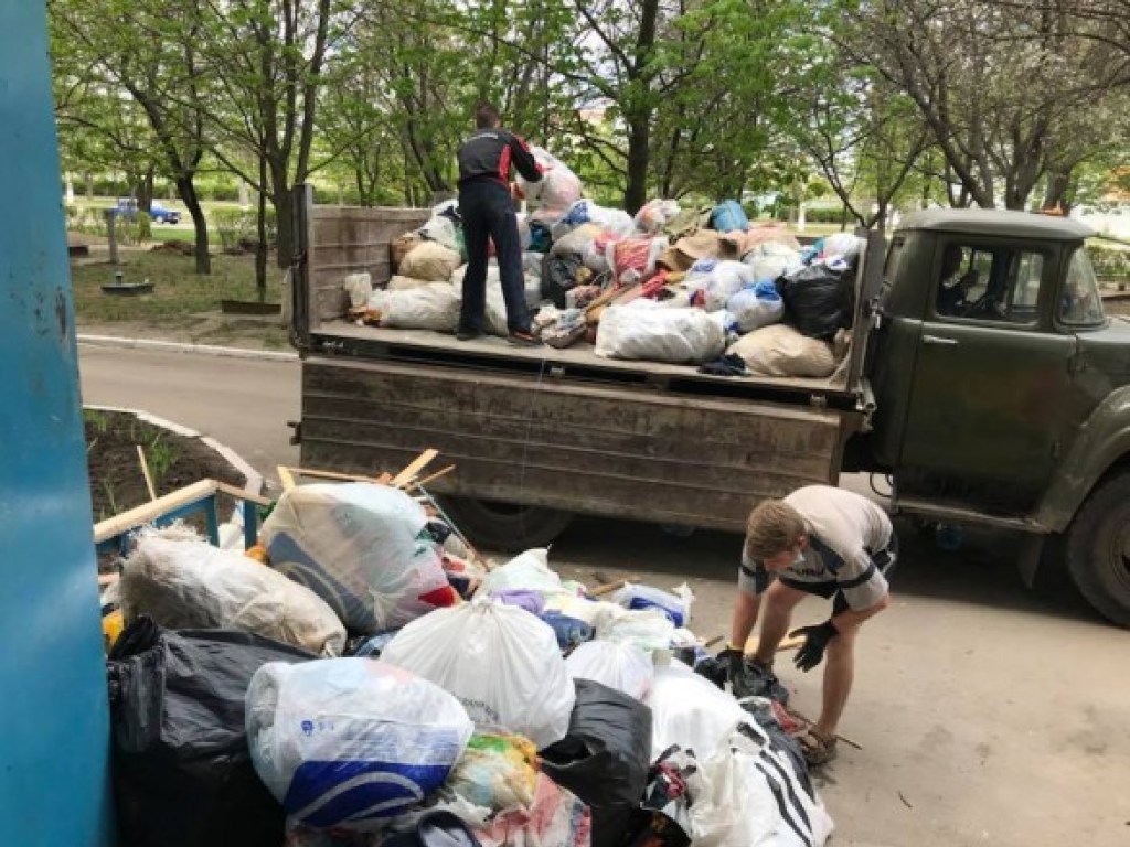 Из квартиры жительницы Кропивницкого вывезли шесть машин мусора (ФОТО)