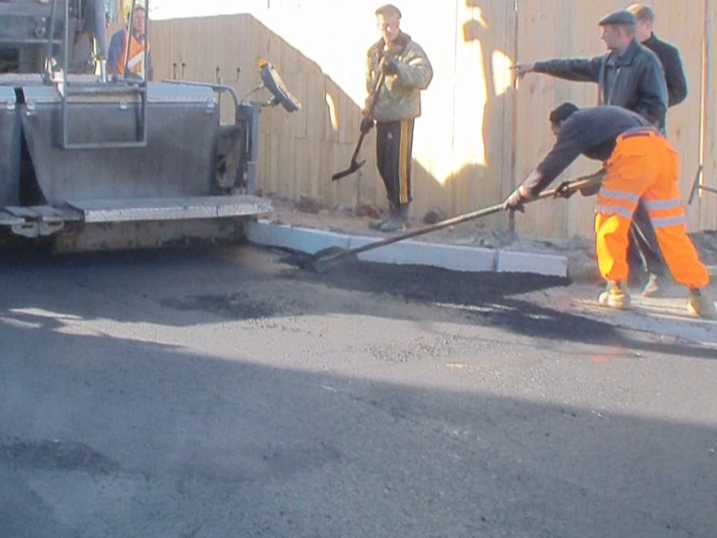 На Буковине дорожный рабочий ударил прохожего лопатой, реагируя на замечание (ФОТО, ВИДЕО)