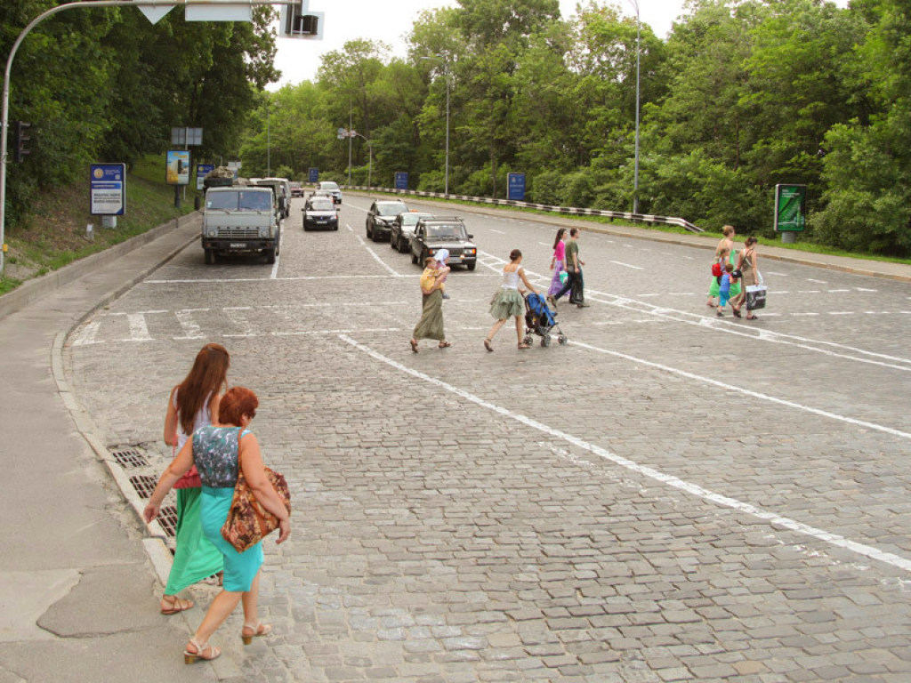 В Киеве на Днепровском спуске на несколько часов ограничат движение транспорта