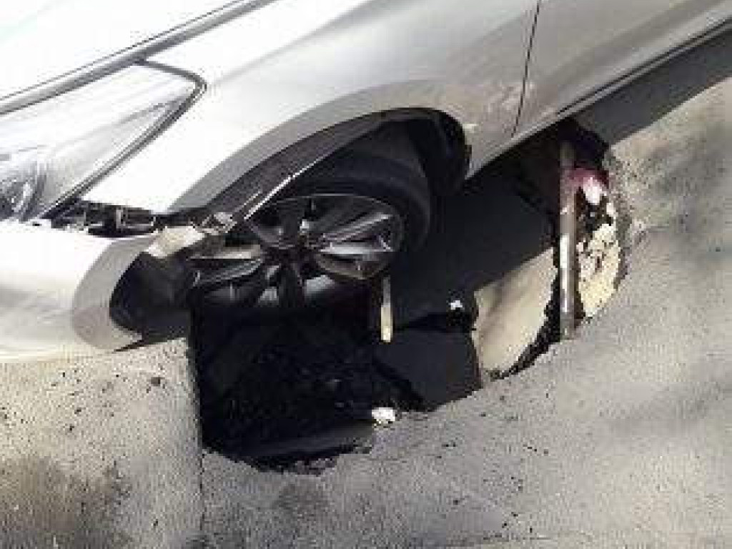 Около арабского центра в Одессе в яму в асфальте угодил автомобиль (ФОТО)