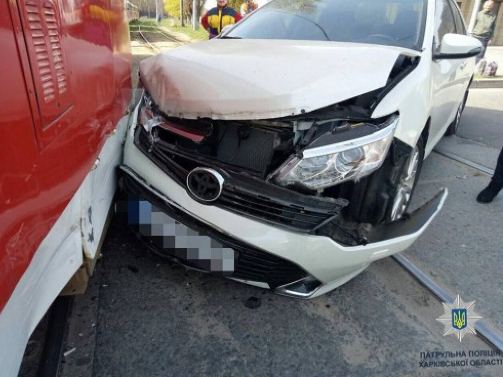В Харькове трамвай протаранил автомобиль Toyota Camry (ФОТО)