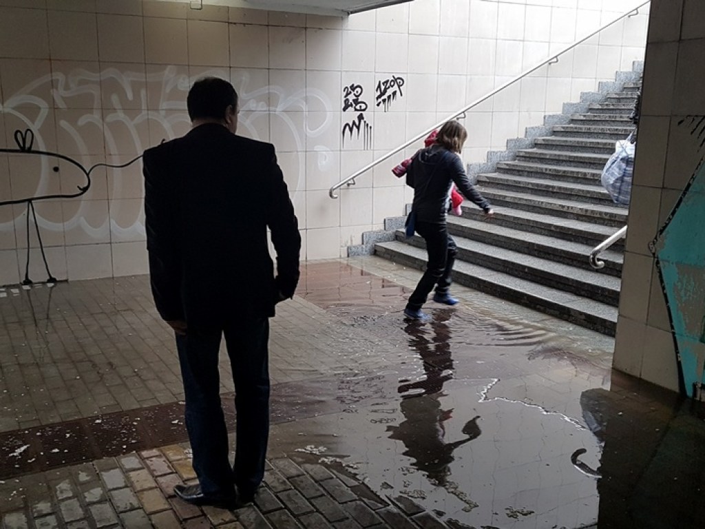В Киеве возле станции метро «Шулявская» после дождя затопило новый подземный переход (ФОТО)