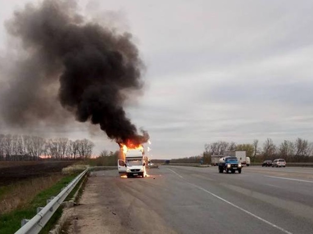 Под Полтавой на дороге сгорел грузовик (ФОТО)