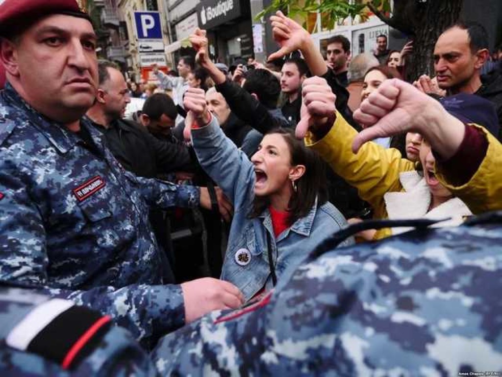 Протесты в Ереване приобрели бессрочный характер – европейский аналитик