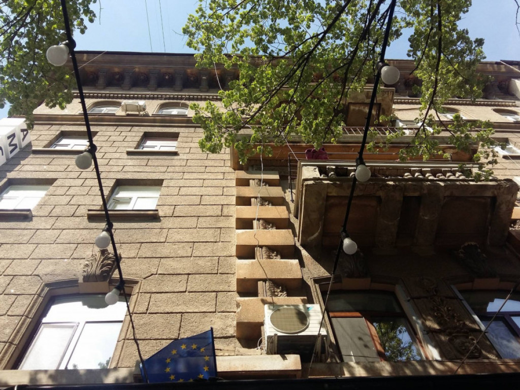 В центре Одессе мужчина пролетел 4 этажа и рухнул на террасу ресторана (ФОТО)