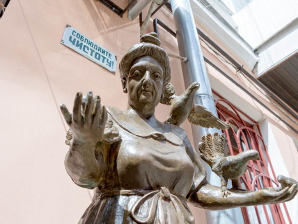 В центре Одессы поставили памятник «Одесской бабушке» (ФОТО)
