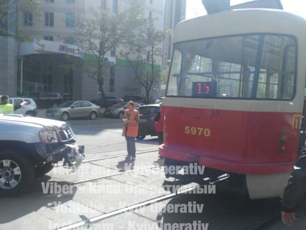 Внедорожник и трамвай: на правом берегу Киеве произошло ДТП (ФОТО)
