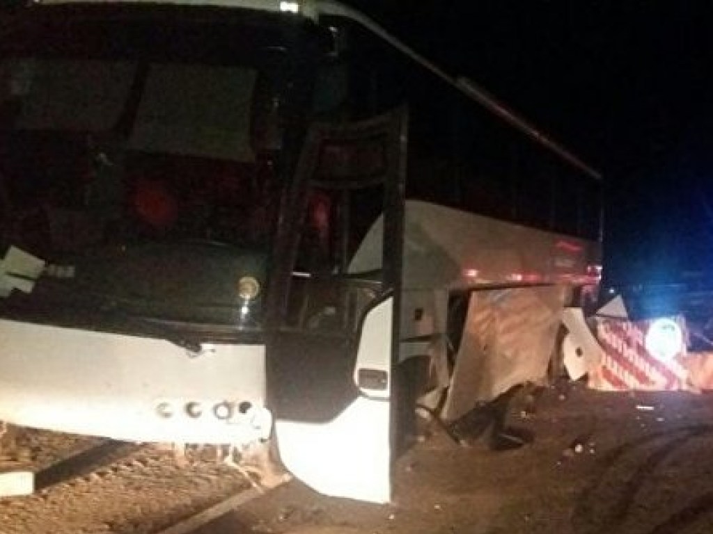 На Закарпатье туристический автобус врезался в строящийся мост (ФОТО)