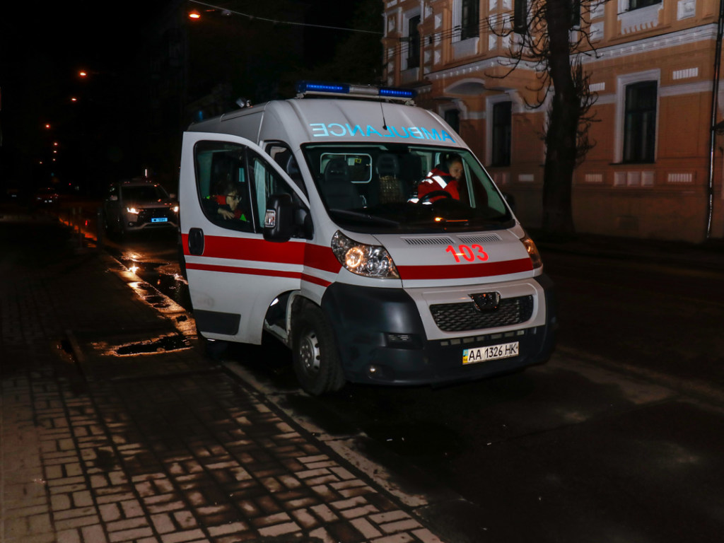 В центре Киева девушка на Skoda «подрезала» Subaru и снесла бетонную клумбу (ФОТО)