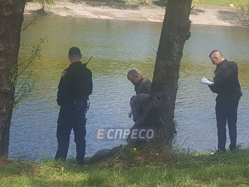 На Русановском канале в Киеве студенты-рыбаки обнаружили труп мужчины (ФОТО, ВИДЕО)