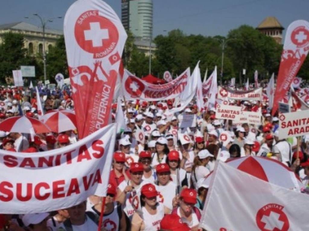 В столице Румынии бастуют тысячи медицинских работников (ФОТО)
