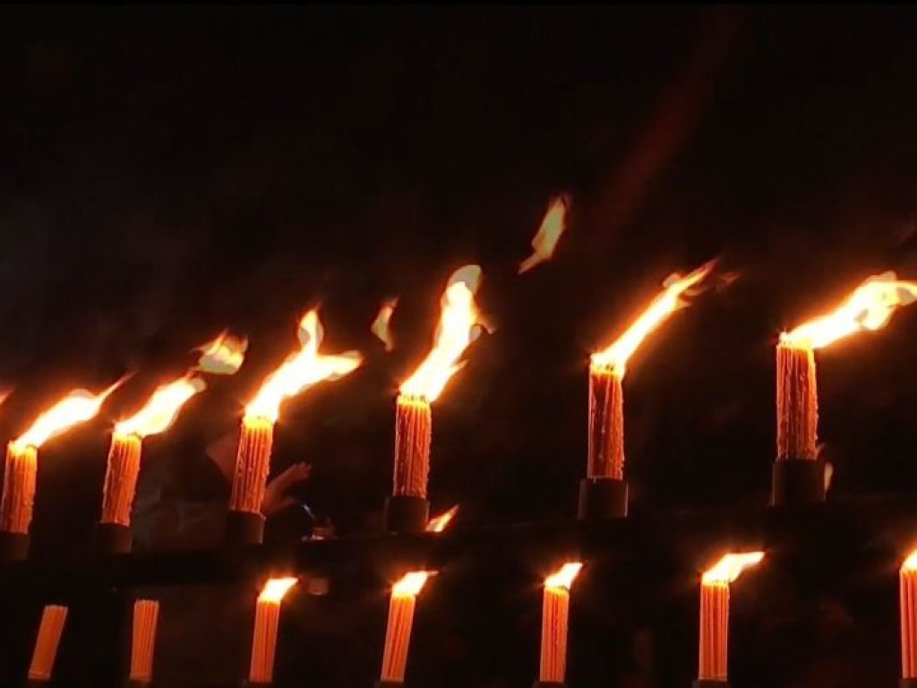 Эвакуированные жители Припяти зажгли в центре города 32 свечи (ВИДЕО)