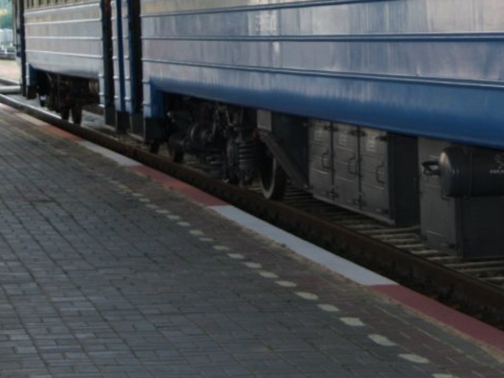 Во Львовской области двое людей погибли под колесами поезда