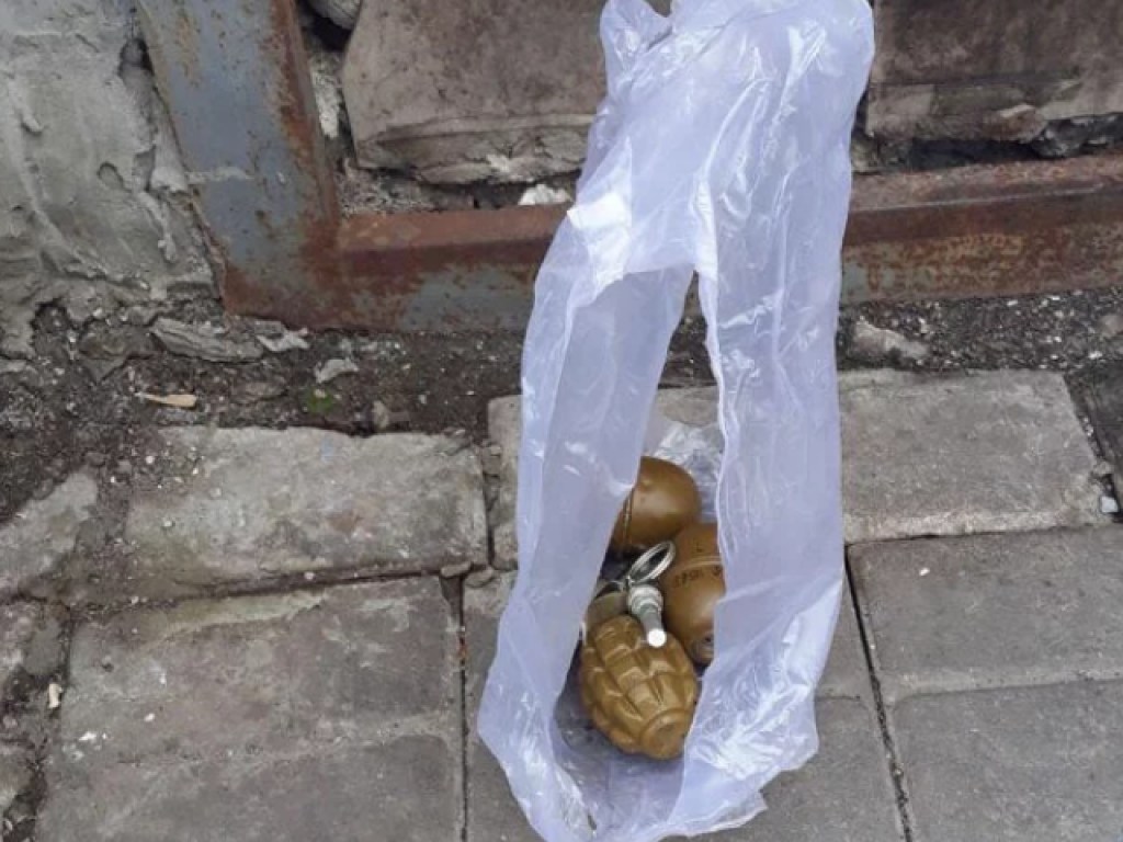 Пакет с тремя гранатами нашли на железнодорожном вокзале Бахмута (ФОТО)