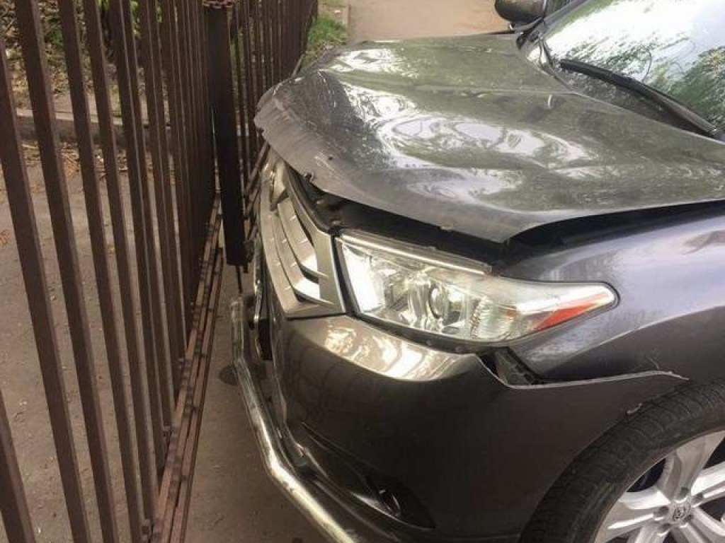 Пьяный вооруженный  водитель на Toyota при попытке бегства врезался в ворота в Кривом Роге (ФОТО)