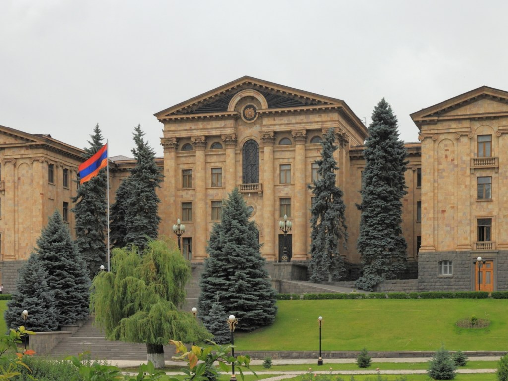 В Армении в отставку ушли еще три министра и два губернатора 