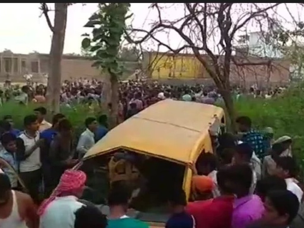 Поезд протаранил автобус со школьниками на железнодорожном переезде в Индии (ФОТО)