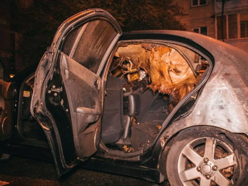 В Соломенском районе Киева ночью сгорел Chevrolet (ФОТО)