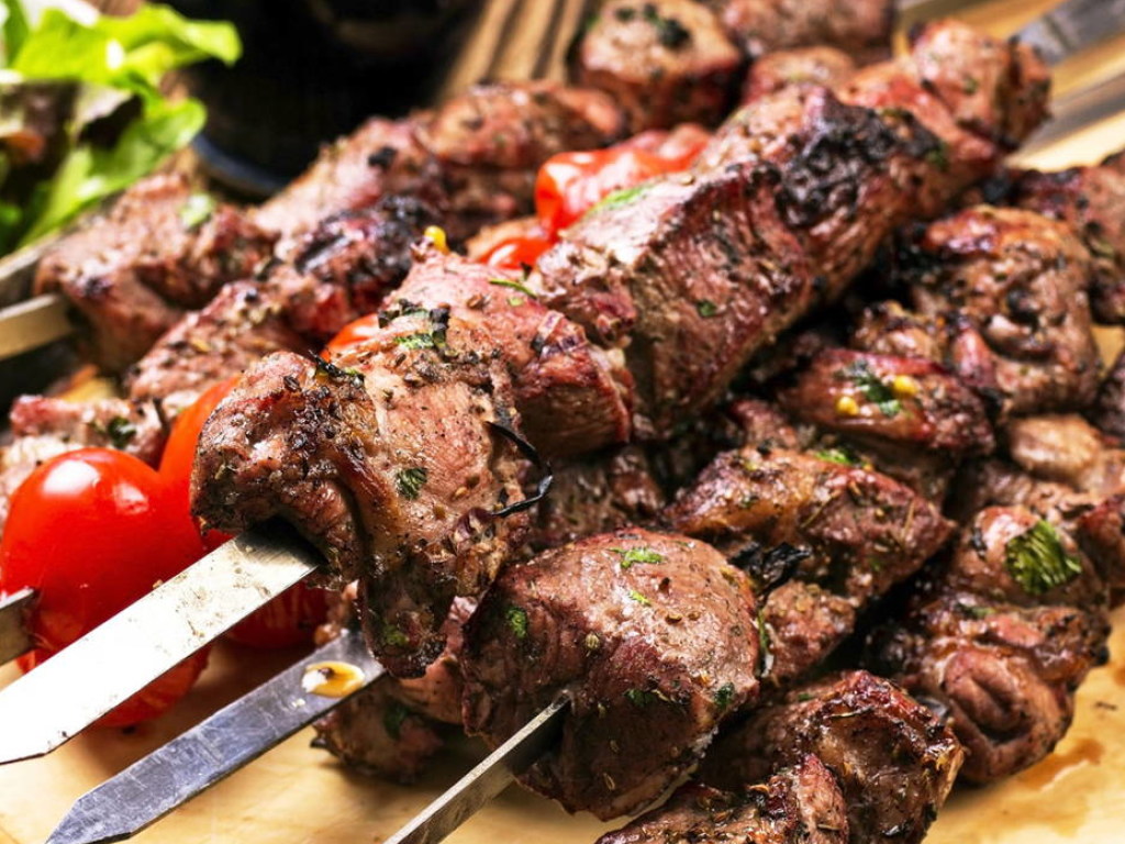 Врач о майских пикниках: в жаркую погоду сырое мясо нужно сразу отделять от кости
