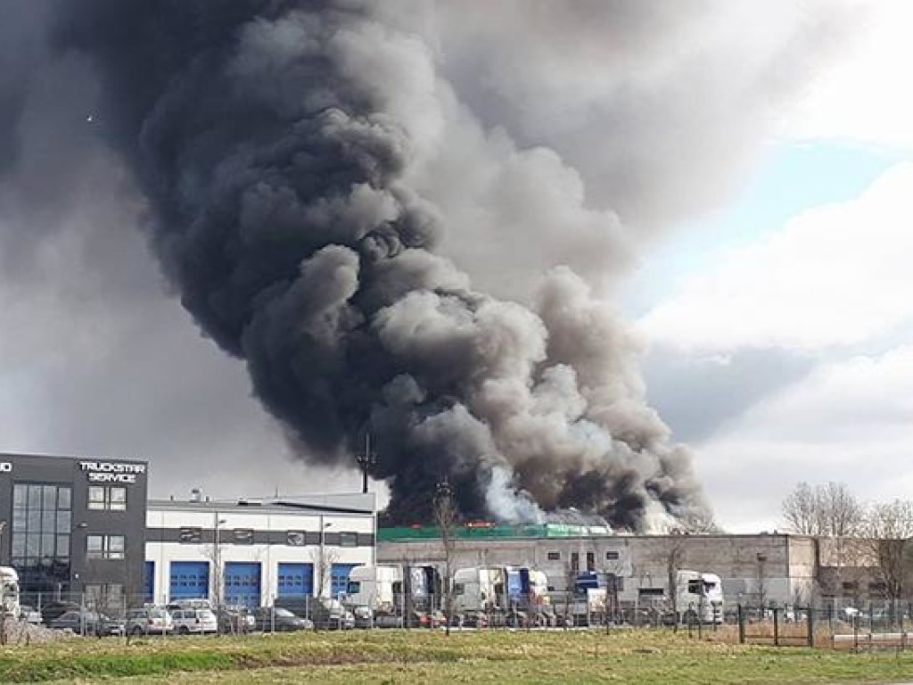 В Таллинне начался пожар на заводе по переработке отходов (ФОТО, ВИДЕО)
