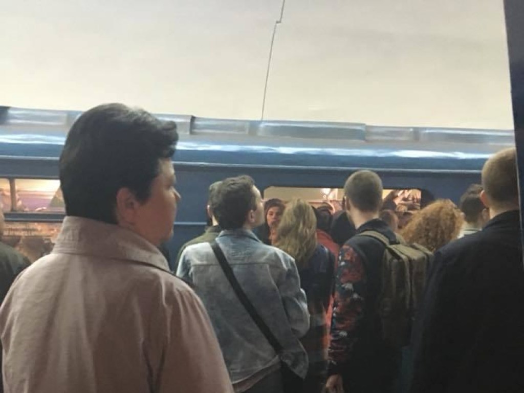 Сработала пожарная сигнализация: На «красной» ветке столичного метро произошло ЧП (ФОТО, ВИДЕО)