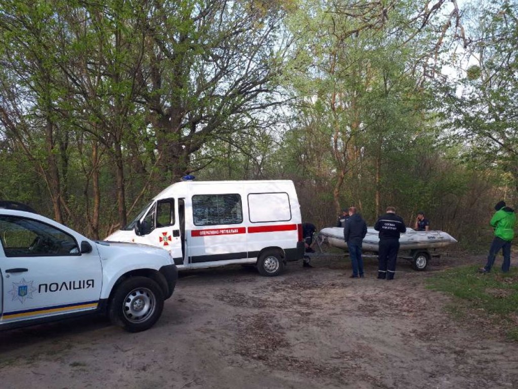 Столичные спасатели извлекли из Днепра тело мужчины (ФОТО)